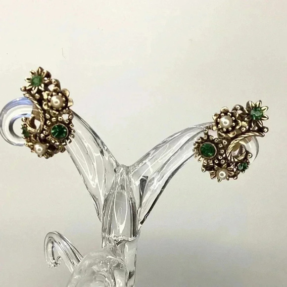 Lisner Vintage Pearl& Emerald Gold tone Earrings - Picture 2 of 12